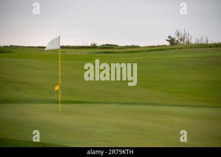 Campo da golf verde perfettamente tagliato, in un complesso residenziale vicino al mare Foto Stock