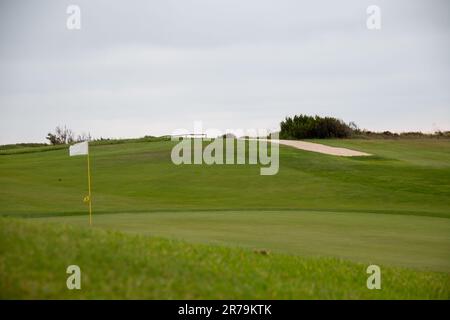 Campo da golf verde perfettamente tagliato, in un complesso residenziale vicino al mare Foto Stock