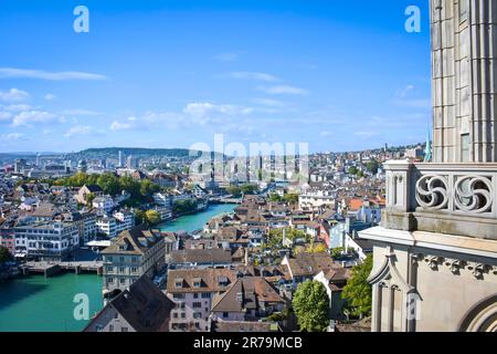 Fiume Limmat visto dalla cima di Grossmunster - Zurigo, Svizzera Foto Stock