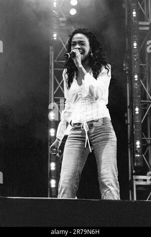 Michelle Williams of Destiny's Child gioca dal vivo alla radio 1 una domenica grande al Morfa Stadium di Swansea il 16 giugno 2002. Fotografia: Rob Watkins Foto Stock