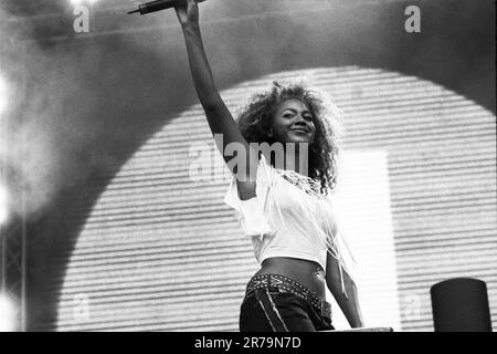 Beyoncé of Destiny's Child suona dal vivo alla radio 1 una grande domenica al Morfa Stadium di Swansea il 16 giugno 2002. Fotografia: Rob Watkins Foto Stock