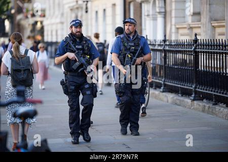 Londra, Regno Unito. 14th giugno, 2023. Gli agenti di polizia armati pattugliano lungo Whitehall a Westminster, nel centro di Londra, la mattina dopo una serie di attacchi nel centro di Nottingham. Barnaby Webber, 19 anni, Grace Kumar, 19 anni, e un uomo dei suoi 50s anni sono stati fatalmente pugnalati e tre persone sono state colpite da un furgone in un attacco che ha avuto luogo nelle prime ore del mattino il 13th giugno 2023. Un sospetto è stato assalito dalla polizia prima di essere arrestato per sospetto di omicidio. Photo credit: Ben Cawthra/Sipa USA Credit: Sipa USA/Alamy Live News Foto Stock