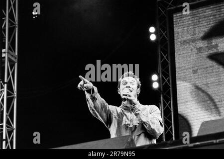 Will Young suona dal vivo alla radio 1 una grande domenica al Morfa Stadium di Swansea il 16 giugno 2002. Fotografia: Rob Watkins Foto Stock