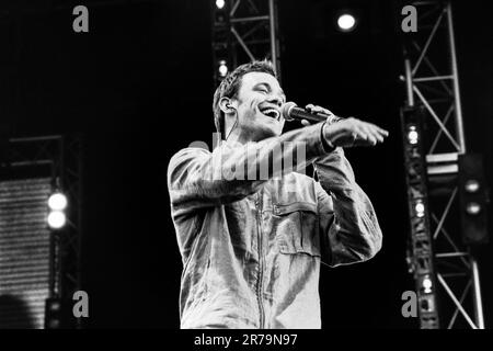 Will Young suona dal vivo alla radio 1 una grande domenica al Morfa Stadium di Swansea il 16 giugno 2002. Fotografia: Rob Watkins Foto Stock