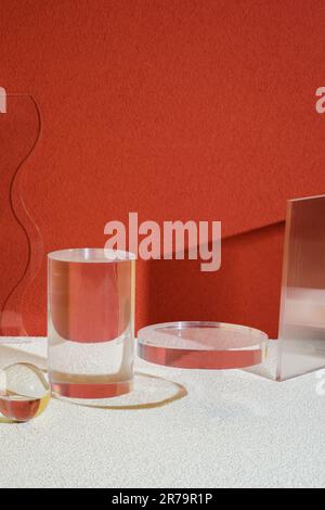 I prodotti a piedistallo in vetro trasparente visualizzano una moderna luce di sfondo e uno sfondo a riflessione d'ombra Foto Stock