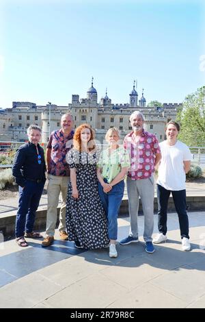 Aiden McArdle, al Murray, Carrie Hope Fletcher, Mel Giedroyc, Neil Morrissey e Joe Thomas in una telefonata fotografica alla Torre di Londra per The Crown Jewels, una nuova commedia del West End. Data immagine: Mercoledì 14 giugno 2023. Foto Stock