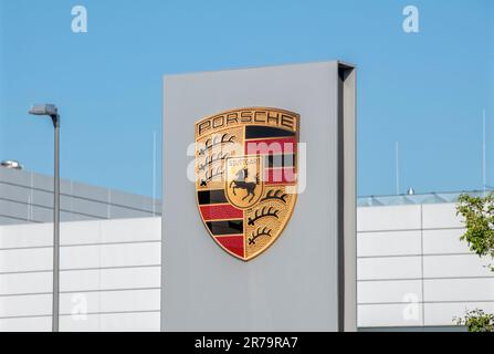 Logo del produttore di auto Porsche su una concessionaria di auto Foto Stock