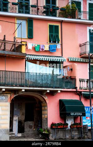 Case a torre colorate a Monterossa al Mare, cinque Terre, Italia. Foto Stock