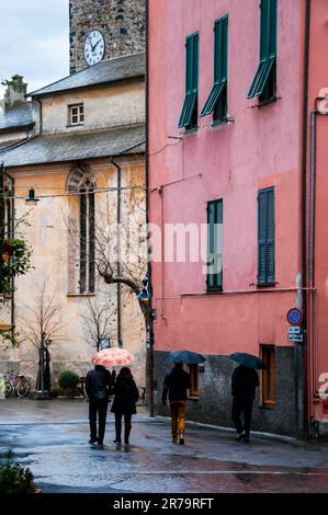 Dettagli gotici della finestra di St. Giovanni Battista a Monterosso al Mare, cinque Terre, Italia. Foto Stock