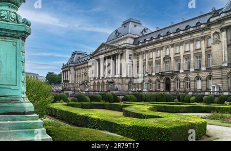 Vista frontale prospettica della facciata principale con i giardini del Palazzo reale di Bruxelles del 19th° secolo. Foto Stock