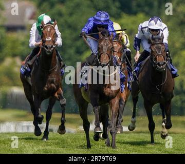 Foto del file datata 12-06-2021 di Silvestre De Sousa in sella a Trais Fluors (centro). Un altro vecchio timer preso per seguire una recente vittoria è Jack Channona's Trais Fluors nel legno di Lyme handicap. Data di emissione: Mercoledì 14 giugno 2023. Foto Stock
