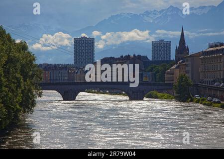 GRENOBLE, FRANCIA, 12 giugno 2023 : Alba sul fiume Isere e centro della città, con le montagne sullo sfondo Foto Stock