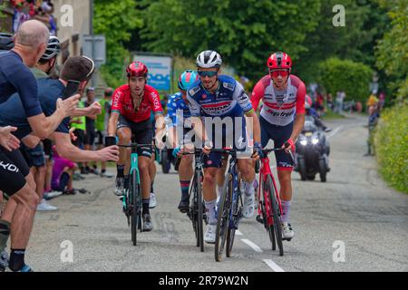 PINET, FRANCIA, 12 giugno 2023 : gli spettatori applaudiscono i corridori del Criterium du Dauphine, una gara di ciclismo su strada per otto giorni e uno dei più importanti r Foto Stock