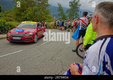 PINET, FRANCIA, 12 giugno 2023 : gli spettatori applaudiscono i corridori del Criterium du Dauphine, una gara di ciclismo su strada per otto giorni e uno dei più importanti r Foto Stock