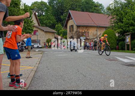 PINET, FRANCIA, 12 giugno 2023 : gli spettatori applaudiscono i corridori del Criterium du Dauphine, una gara di ciclismo su strada per otto giorni e uno dei più importanti r Foto Stock