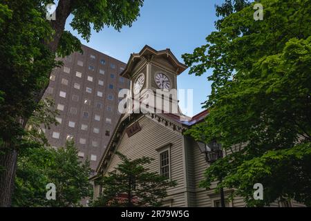 Torre dell'orologio di Sapporo, ex Collegio agricolo, a Sapporo, Hokkaido, Giappone. Traduzione: Sala delle arti marziali Foto Stock