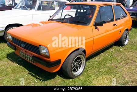 Vista frontale di tre quarti di una Ford Fiesta arancione, 1981, di prima generazione, in mostra al 2023° Deal Classic Car Show Foto Stock