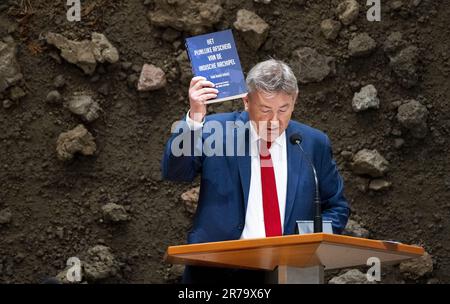 L'Aia, Paesi Bassi. 14 giugno, 2023. Derk Jan Eppink (JA21) durante un dibattito alla Camera dei rappresentanti sul programma di ricerca "Indipendenza, decolonizzazione, violenza e guerra in Indonesia 1945-1950”. Nel febbraio di quest'anno, Rutte si è scusato per la "violenza estrema” durante la lotta per l'indipendenza dell'ex colonia olandese delle Indie orientali. ANP LEX VAN LIESHOUT/Alamy Live News netherlands out - belgium out Foto Stock
