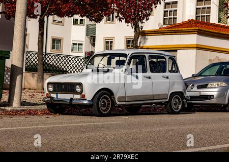 Vecchia Renault 4 bianca in Portogallo Foto Stock