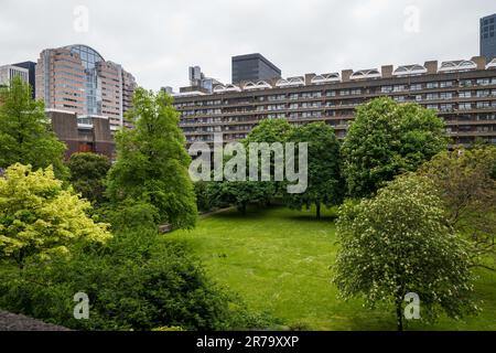 Lo sviluppo del Barbican a Londra. Il Barbican Centre è un centro per le arti dello spettacolo nella tenuta Barbican della città di Londra. Foto Stock