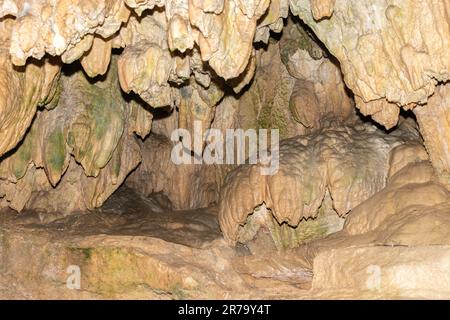 Baar, Svizzera, 29 aprile 2023 incredibile e affascinante formazione rocciosa all'interno della grotta Hoellengrotten Foto Stock