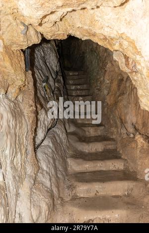 Baar, Svizzera, 29 aprile 2023 incredibile e affascinante formazione rocciosa all'interno della grotta Hoellengrotten Foto Stock