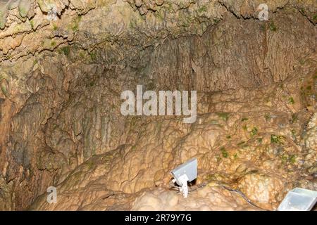 Baar, Svizzera, 29 aprile 2023 incredibile e affascinante formazione rocciosa all'interno della grotta Hoellengrotten Foto Stock