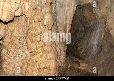 Baar, Svizzera, 29 aprile 2023 incredibile e affascinante formazione rocciosa all'interno della grotta Hoellengrotten Foto Stock