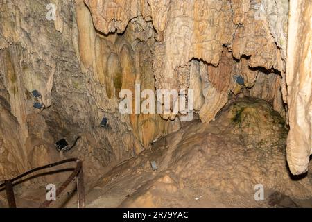 Baar, Svizzera, 29 aprile 2023 incredibile e affascinante formazione rocciosa all'interno della grotta Hoellengrotten Foto Stock