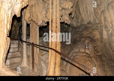 Baar, Svizzera, 29 aprile 2023 incredibile e affascinante formazione rocciosa all'interno della grotta Hoellengrotten Foto Stock