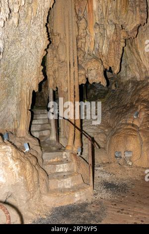 Baar, Svizzera, 29 aprile 2023 incredibile e affascinante formazione rocciosa all'interno della grotta Hoellengrotten Foto Stock