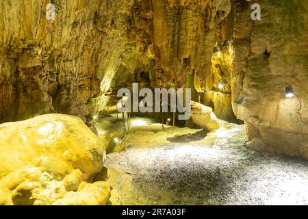 Baar, Svizzera, 29 aprile 2023 incredibile e affascinante formazione rocciosa all'interno della grotta Hoellengrotten Foto Stock