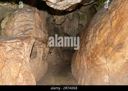 Baar, Svizzera, 29 aprile 2023 incredibile e affascinante formazione rocciosa all'interno della grotta Hoellengrotten Foto Stock