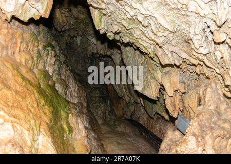 Baar, Svizzera, 29 aprile 2023 incredibile e affascinante formazione rocciosa all'interno della grotta Hoellengrotten Foto Stock