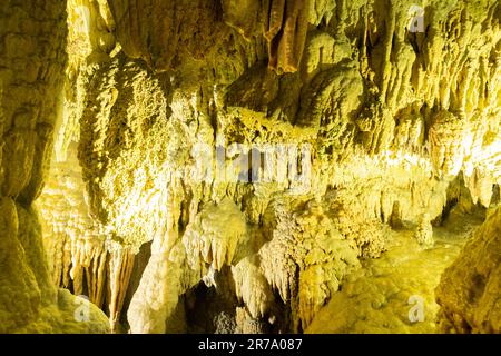 Baar, Svizzera, 29 aprile 2023 incredibile e affascinante formazione rocciosa all'interno della grotta Hoellengrotten Foto Stock