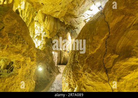 Baar, Svizzera, 29 aprile 2023 incredibile e affascinante formazione rocciosa all'interno della grotta Hoellengrotten Foto Stock