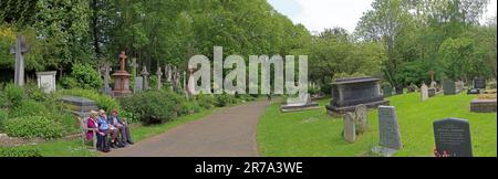 I visitatori si siedono e riposano accanto alle tombe lungo un sentiero nel cimitero di Highgate, uno storico cimitero vittoriano a nord di Londra, Inghilterra, Regno Unito Foto Stock