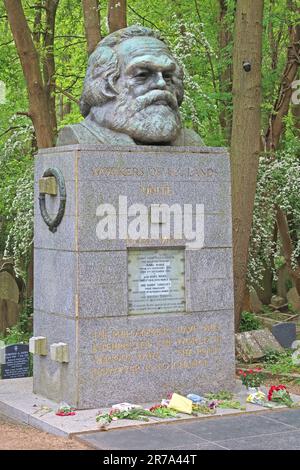 L'impressionante tomba di Karl Marx 1954, cimitero est, Highgate Cemetery, Swain's Lane, Londra, INGHILTERRA, REGNO UNITO, N6 6PJ Foto Stock