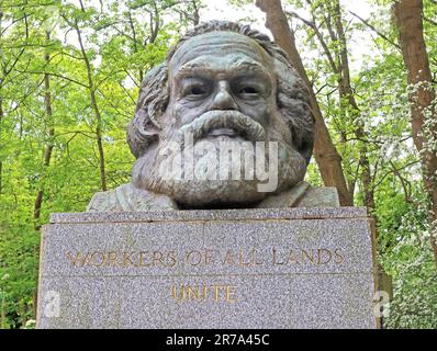 L'impressionante tomba di Karl Marx 1954, cimitero est, Highgate Cemetery, Swain's Lane, Londra, INGHILTERRA, REGNO UNITO, N6 6PJ Foto Stock