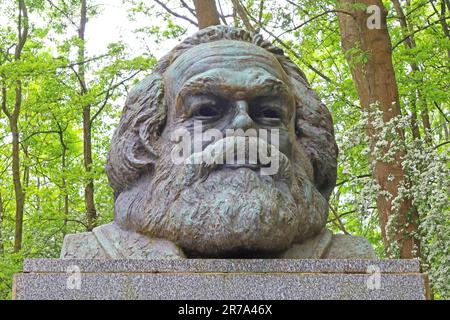 L'impressionante tomba di Karl Marx 1954, cimitero est, Highgate Cemetery, Swain's Lane, Londra, INGHILTERRA, REGNO UNITO, N6 6PJ Foto Stock