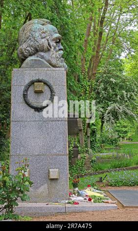 L'impressionante tomba di Karl Marx 1954, cimitero est, Highgate Cemetery, Swain's Lane, Londra, INGHILTERRA, REGNO UNITO, N6 6PJ Foto Stock