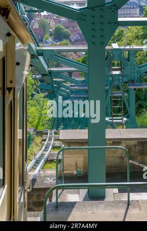 La Schwebahn di Dresda porta i passeggeri fino al punto panoramico sul fiume Elba. Si tratta di una ferrovia sospesa che pende dal gantry in alto. Foto Stock