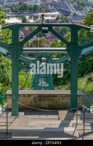 La Schwebahn di Dresda porta i passeggeri fino al punto panoramico sul fiume Elba. Si tratta di una ferrovia sospesa che pende dal gantry in alto. Foto Stock