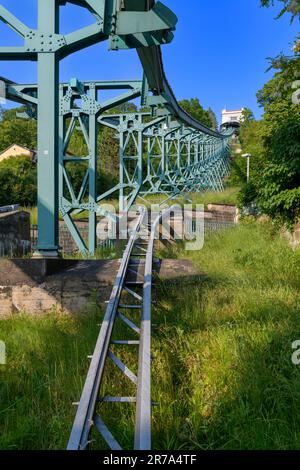 La Schwebahn di Dresda porta i passeggeri fino al punto panoramico sul fiume Elba. Si tratta di una ferrovia sospesa che pende dal gantry in alto. Foto Stock