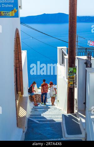 Guardando giù dalle scale nell'isola di Fira Santorini, Greece.This è una tipica architettura delle Cicladi con incredibili case bianche caverne tradizionali Foto Stock