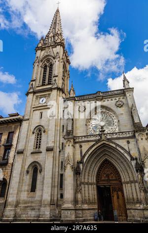 Facciata principale della Cattedrale di Bilbao e guglia in stile gotico rivivale con intricati lavori in pietra e dettagli decorati. Bilbao, Paesi Baschi, Spagna. Foto Stock