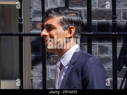 Londra, Regno Unito. 14th giugno, 2023. Il primo ministro, Rishi Sunak, lascia il numero 10 per recarsi al Parlamento per le interrogazioni dei primi ministri. Sarà affrontato da Keir Starmer attraverso la scatola di spedizione. Credit: Joe Maida/Alamy Live News Foto Stock