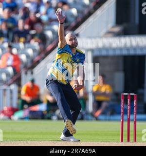 Il bowling Bears’ Jake Lintott si è tenuto a Birmingham il 3 giugno 2023, durante la partita Vitality T20 Blast tra Birmingham Bears & Notts Outlaws Foto Stock