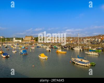 Barche ormeggiate nel porto di Scarborough, South Bay. REGNO UNITO Foto Stock