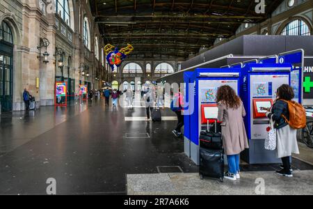 Zurigo - Maggio 15,2023 : il biglietto del treno self-service si automatizza nella sala della stazione ferroviaria principale di Zurigo. Stazione ferroviaria centrale di Zurigo (Zurich Hauptbahnh Foto Stock